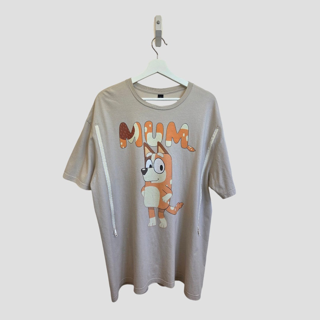The Gildan Upcycled Breastfeeding & Pumping Bluey Chilli Mum t-shirt in XL (100522) features a playful orange cartoon dog and “MUM” print—affordable, stylish nursing wear for moms.