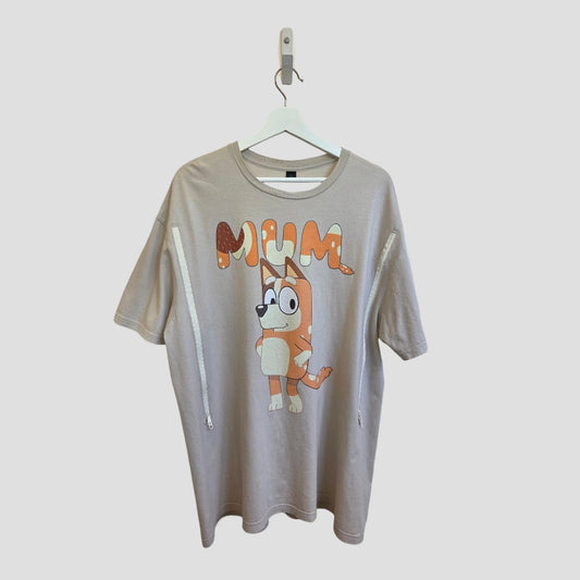 The Gildan Upcycled Breastfeeding & Pumping Bluey Chilli Mum t-shirt in XL (100522) features a playful orange cartoon dog and “MUM” print—affordable, stylish nursing wear for moms.