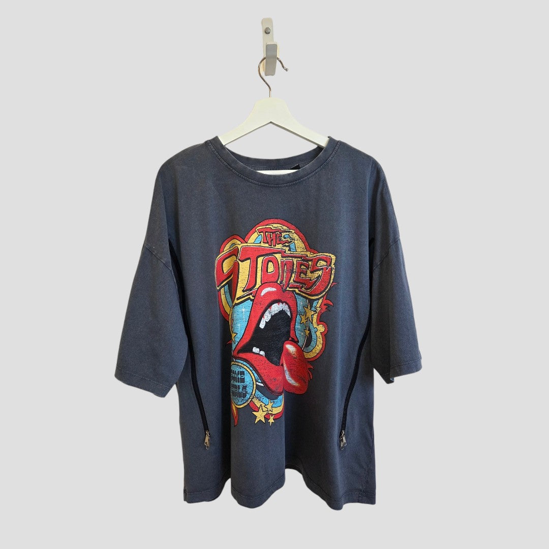 The Primark Upcycled Breastfeeding (Nursing) & Pumping Grey The Rolling Stones Band t-shirt XL (UK18/20) features a colorful mouth graphic and is perfect for those seeking unique, affordable nursing clothing.