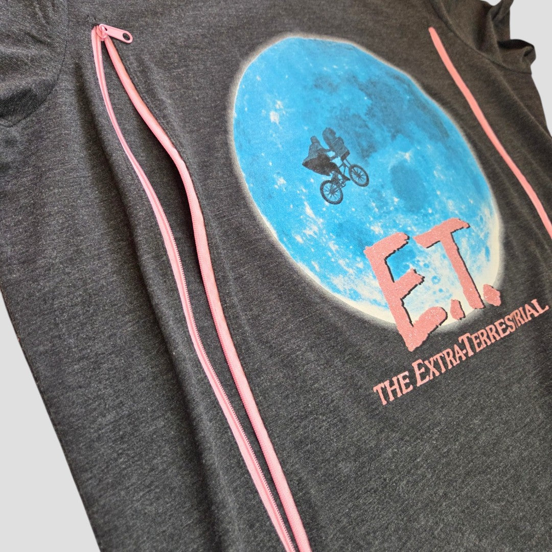 The Universal Upcycled Breastfeeding & Pumping Grey E.T. t-shirt (UK18) features a pink E.T. logo, E.T. and Elliott flying across a blue moon, and stylish pink zippers for convenient nursing and pumping access.