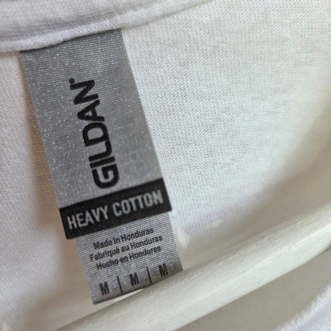 Close-up of a white Gildan t-shirt tag (Upcycled Breastfeeding & Pumping White Colourful Oasis Band t-shirt M, 100580), featuring sizing and "Made in Honduras" info—great as an affordable eco base for nursing wear.