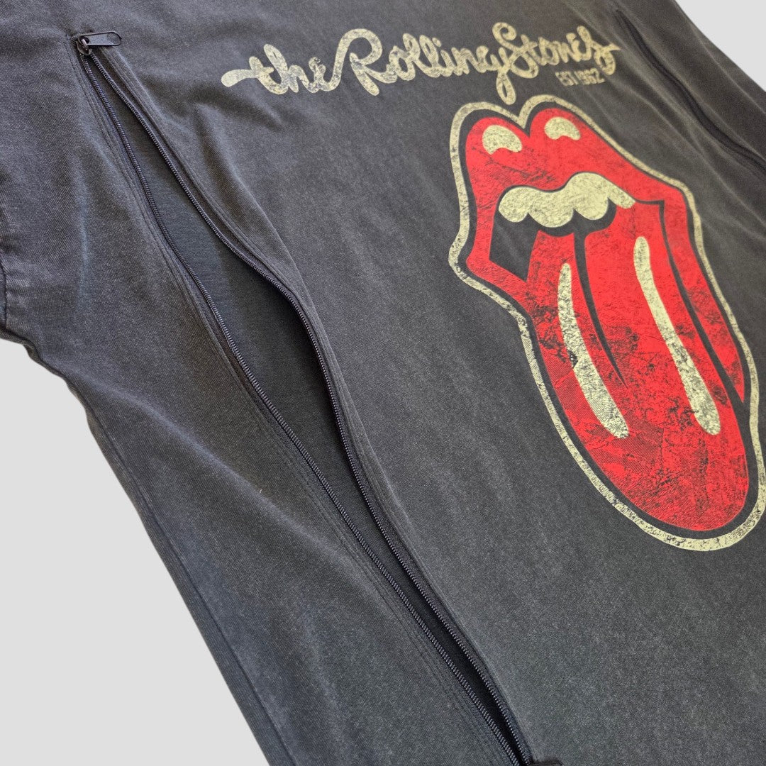 Experience iconic style and nursing convenience with this Upcycled Breastfeeding & Pumping The Rolling Stones Oversized Band T-shirt Dress by Primark (size L/UK14/16, item 100319). Featuring a classic vintage logo with the famous red lips and tongue on black, this dress is cleverly designed with a discreet diagonal zipper along the side—making breastfeeding easy without sacrificing legendary rock-and-roll flair.