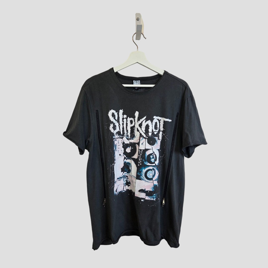 An upcycled Amplified Slipknot “Eyeless” band t-shirt for breastfeeding and pumping (size L) with black fabric, bold graphic artwork, and a white logo is displayed on a white hanger against a plain grey background—demonstrating how modern parents can effortlessly blend everyday style with eco-friendly nursing apparel.