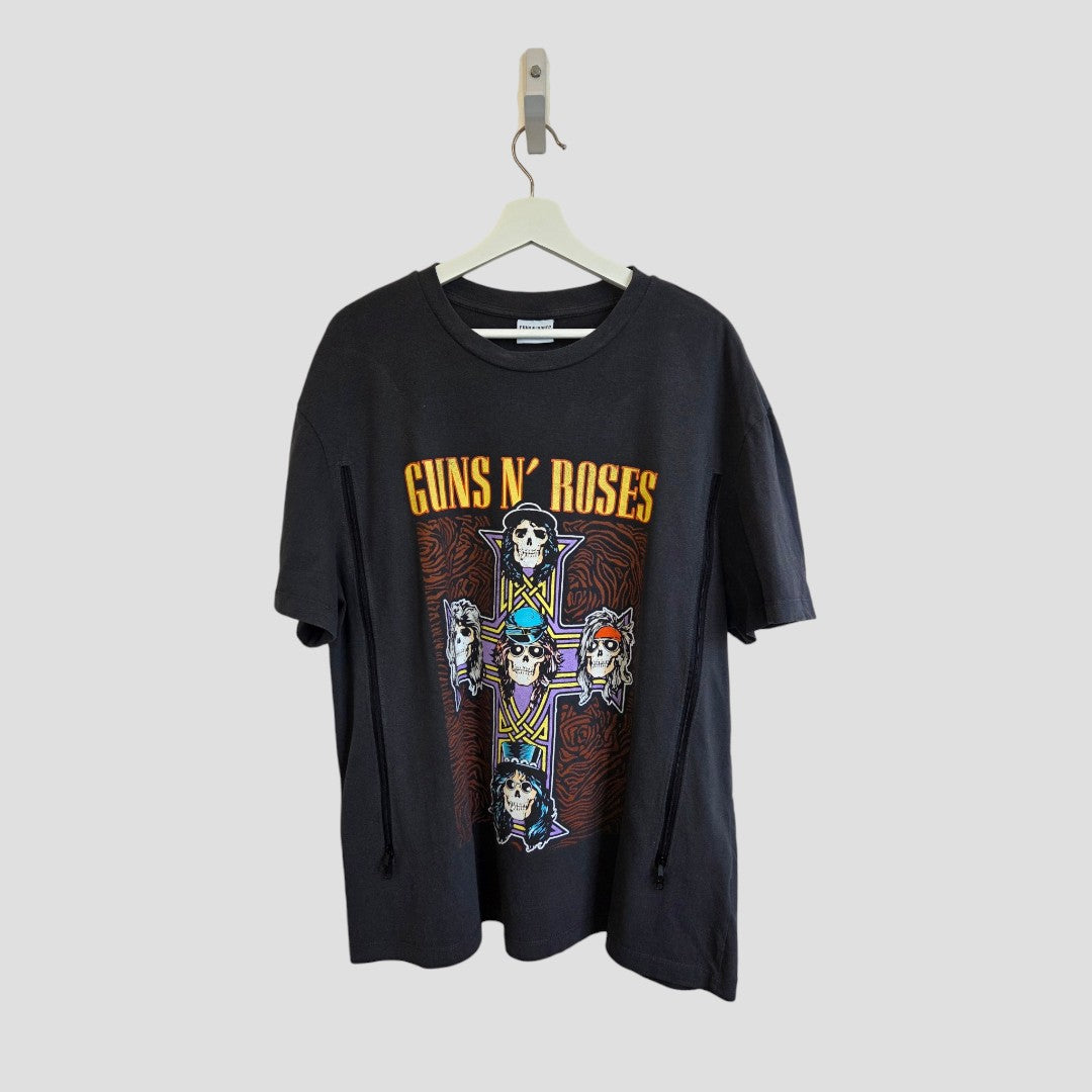 Upcycled Grey Guns N’ Roses Cross Band t-shirt (XL) by Primark featuring colorful skull artwork and the band’s name in yellow, designed for breastfeeding and pumping. Displayed on a hanger against a plain light gray background, this eco-friendly and affordable piece blends iconic rock style with responsible fashion choices.