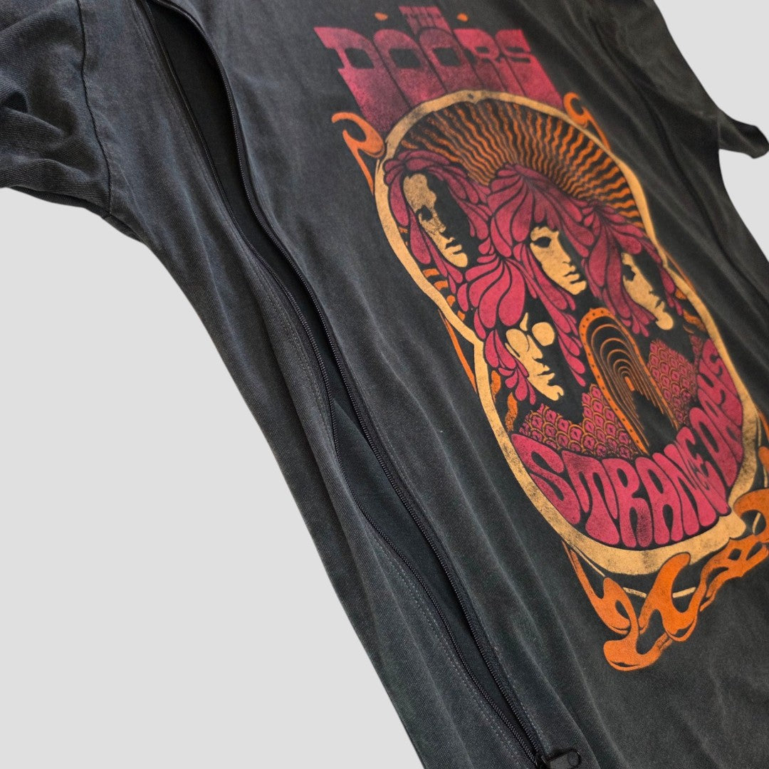 Certainly! Here’s a rewritten version using your product data: The Primark Upcycled Breastfeeding (Nursing) & Pumping The Doors Strange Days Oversized Band t-shirt in size S features bold, vintage-inspired psychedelic artwork with faces and the iconic Strange Days text. This black t-shirt includes a discreet side zipper for easy nursing or pumping access, making it a stylish and affordable choice for breastfeeding clothing.