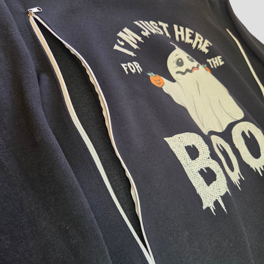 Upcycled Breastfeeding (Nursing) & Pumping Black Here for the Boos sweatshirt (size M) features a smiling cartoon ghost holding a pumpkin, with “I’m just here for the BOO” in big spooky letters. Perfect for Halloween, this affordable nursing wear has an easy-access design for breastfeeding moms. Brand: Unknown.