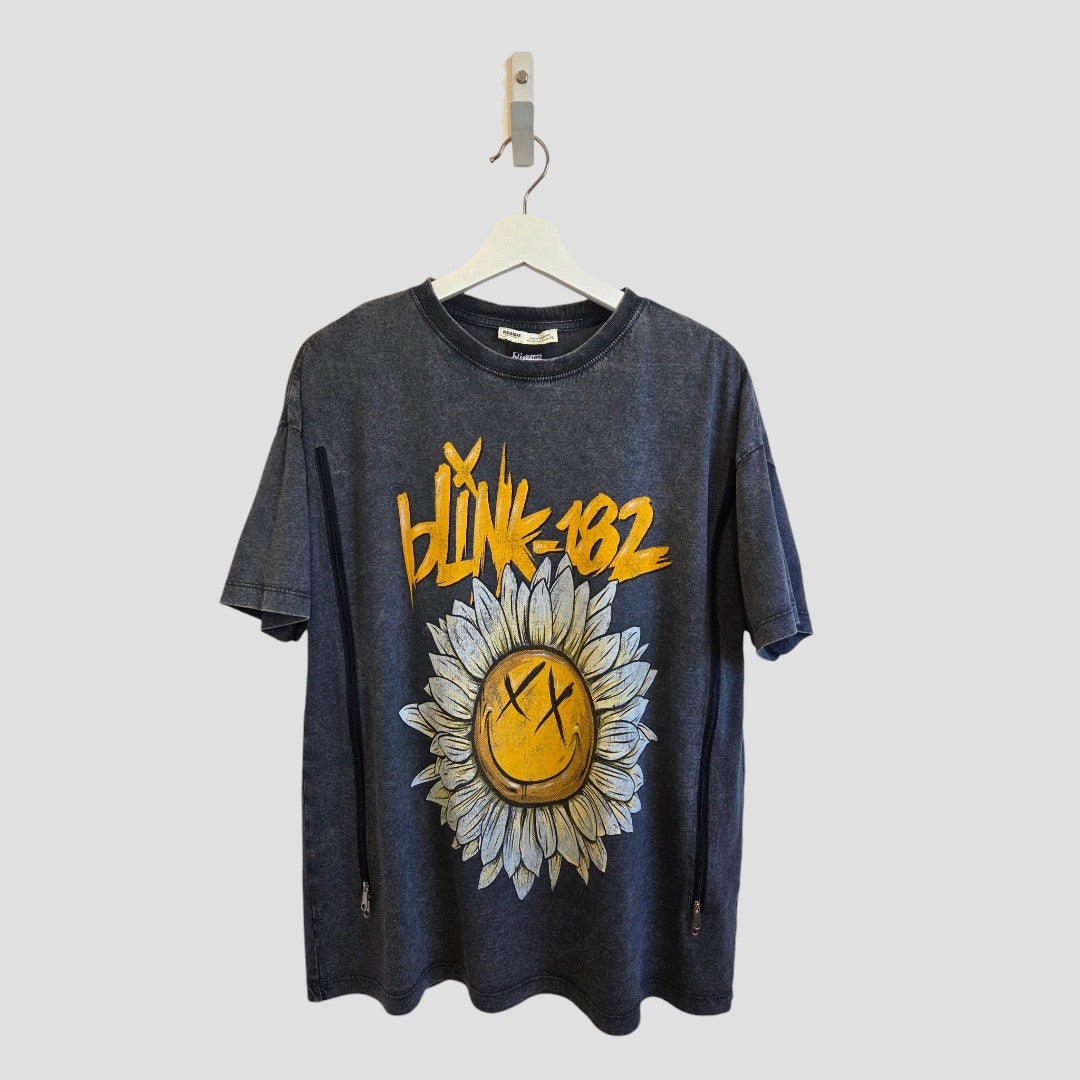 Pull&Bear Upcycled Breastfeeding (Nursing) & Pumping Grey Blink-182 Flower Oversized Band t-shirt S (100620), a grey oversized tee with a yellow Blink-182 logo, a flower smiley graphic, and vertical side zippers for nursing.