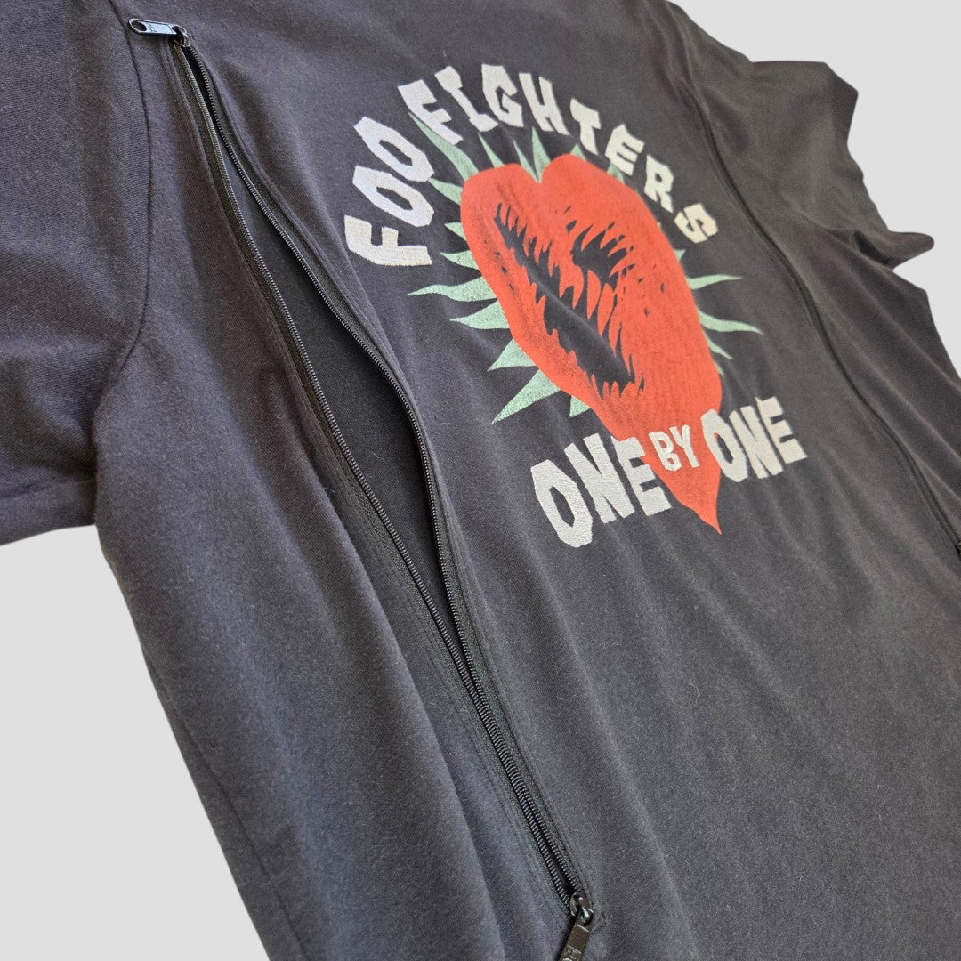 Black Upcycled Breastfeeding (Nursing) & Pumping Foo Fighters Heart Band t-shirt L (100625) made of 100% cotton with a heart logo and a side zipper for nursing access.